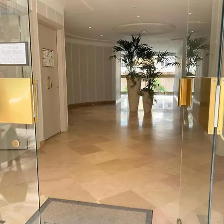 Les Pins: 30 Mètres De La